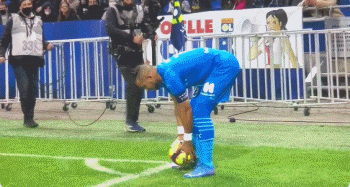 博主：国安今天前往河内，因当地训练条件不佳今晚直接去踩场