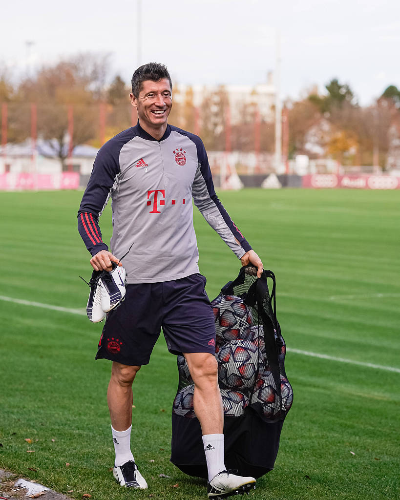 巴萨梅西助攻队友攻入制胜球