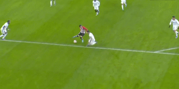 2分，又是2分！顶薪中锋被34岁老将羞辱，球迷嘲讽：这表现真的可以