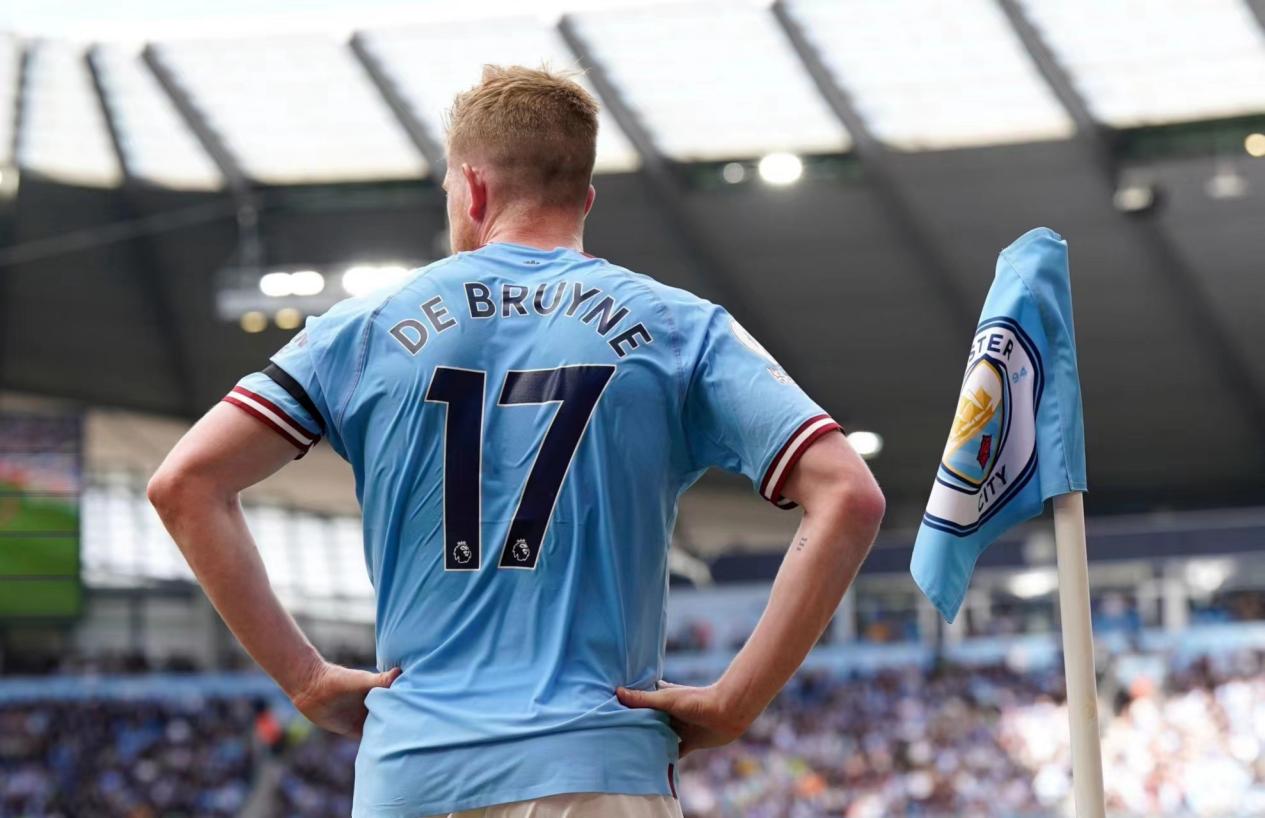 足球世界杯举办地更新交通方案，为球迷让路（足球世界杯主办地调整交通方案，优先保障球迷出行）